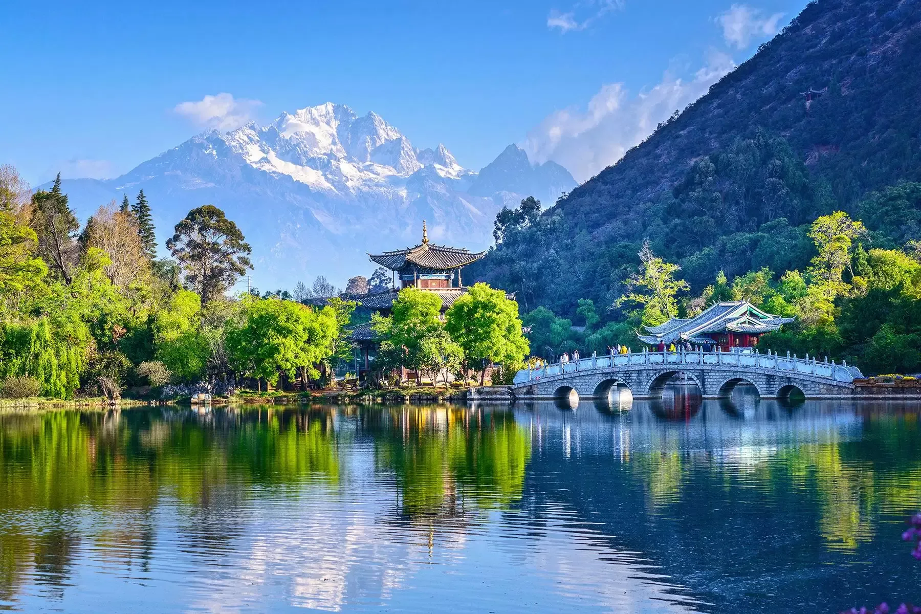 Yunnan mountain and lake scenery